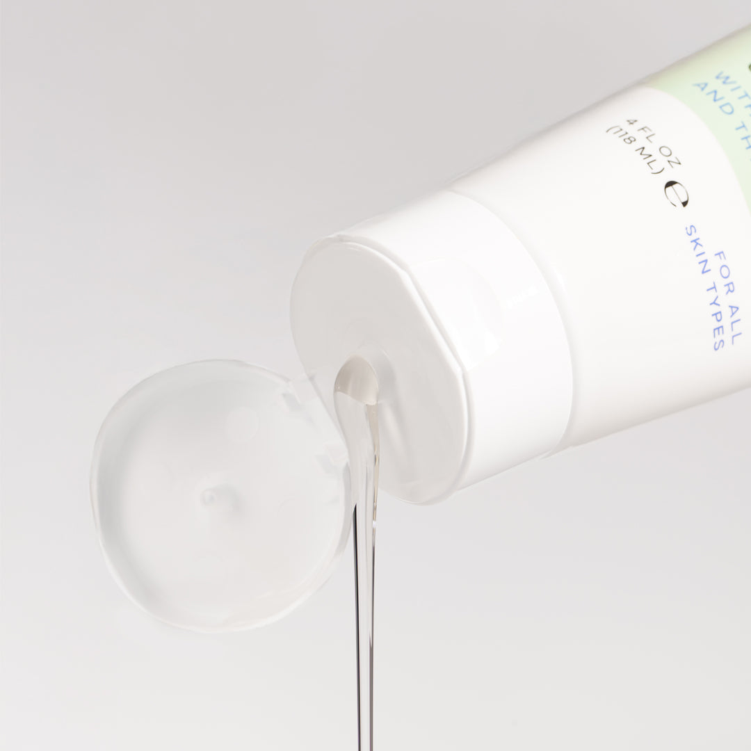spremere il liquido chiaro dal tubo del trattamento per la pelle