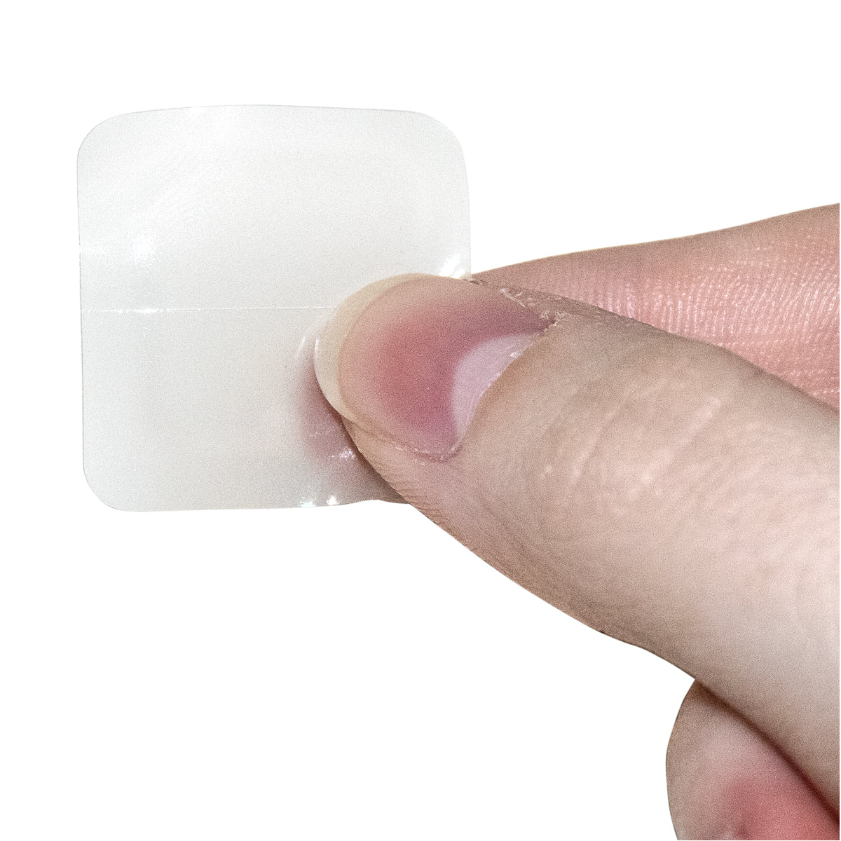 Ein durchsichtiges Pflaster auf einem Finger vor weißem Hintergrund