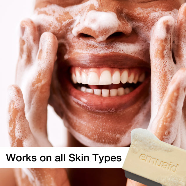 le lavage souriant du visage avec du savon fonctionne sur tous les types de peau