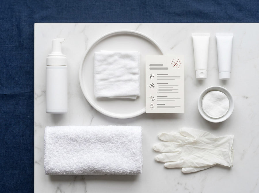 Kit de soins cutanés comprenant une serviette propre, une compresse froide, des tubes de crème sans marque, des cotons et des gants
